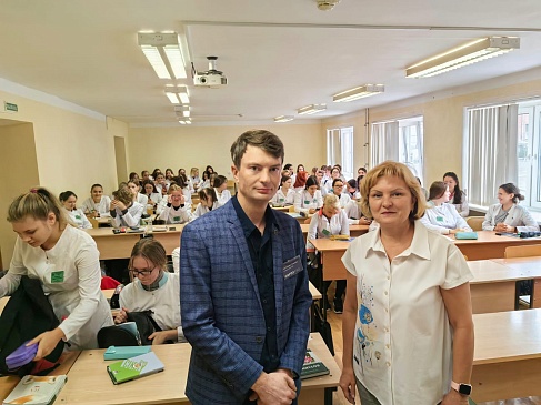 Страховые представители Омского филиала «СОГАЗ-Мед» поздравили студентов, новости, пресс-релизы, статьи, «СОГАЗ-Мед», омс
